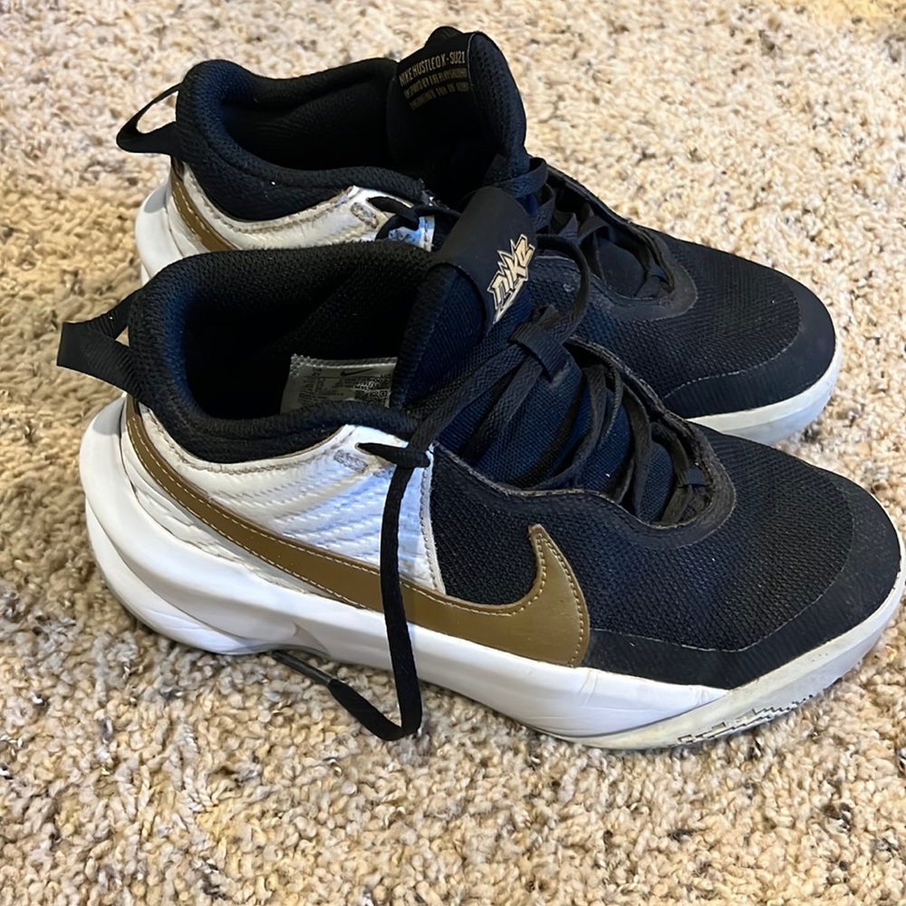Boy’s Nike Team Hustle Basketball Shoes